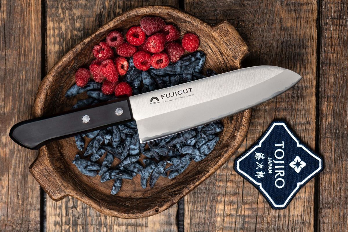 Кухненски нож Fuji Cutlery Santoku 165мм FC-1621